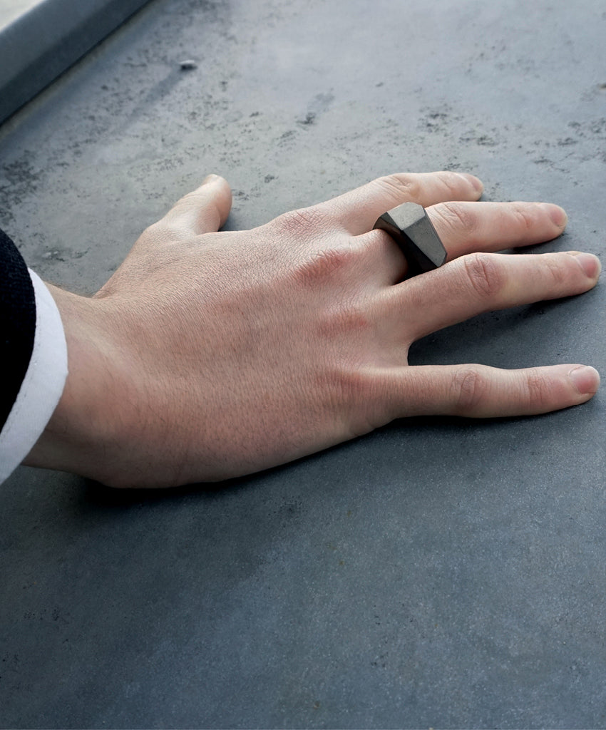 Bague homme multifaces - Main Image