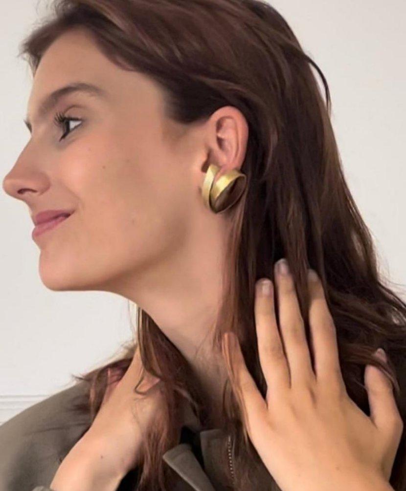 une boucle d'oreille ruban à clip en laiton doré